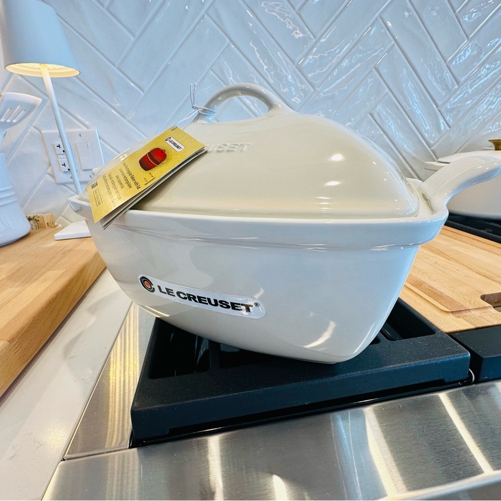 *NEW w/Tags, RARE & DISCONTINUED* Le Creuset White/Mer Deep Baker w/ Lid 4.5Qt. - Picture 5 of 5